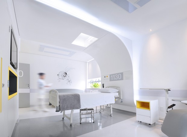 O aproveitamento da luz natural e a iluminação indireta são estratégias usadas pelos arquitetos para deixar os leitos hospitalares mais convidativos (Foto: Divulgação)