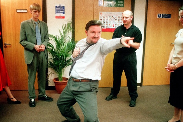 Ricky Gervais como David Brent na versão inglesa do seriado The Office (Foto: Divulgação)