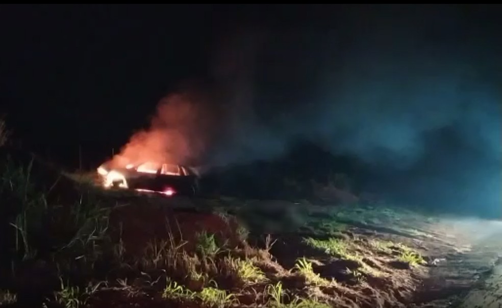 Carro foi incendiado às margens da Rodovia Assis Chateaubriand (SP-425) — Foto: Reprodução/Ricardo Alexandre