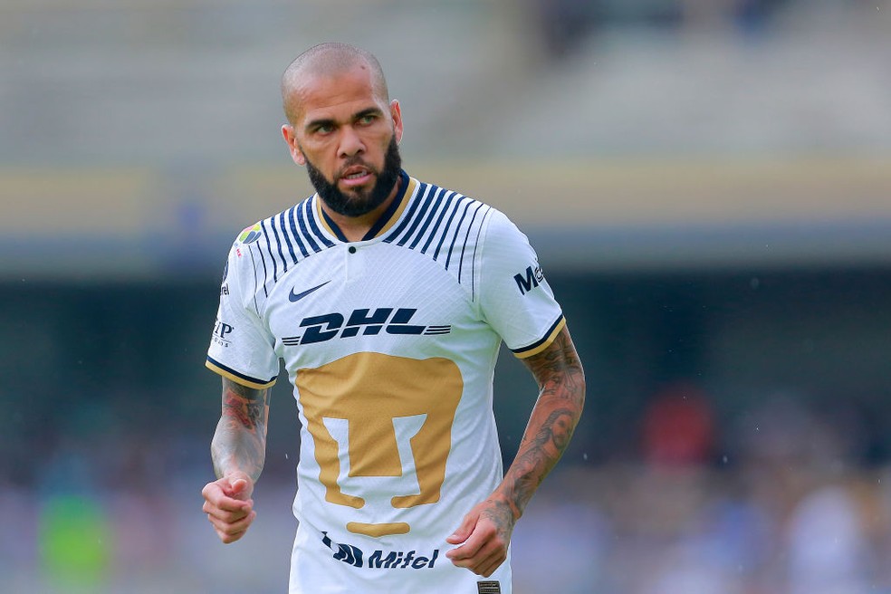 Daniel Alves em ação com a camisa do Pumas, do México — Foto: Getty Images