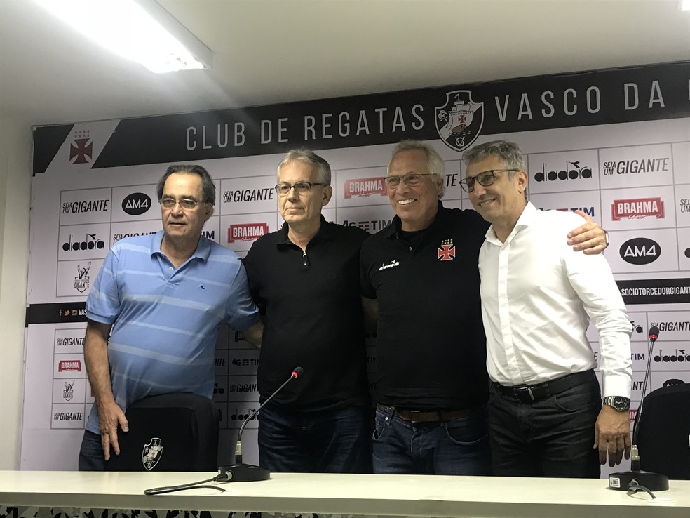 Fernando Lima, Jorge Veríssimo, Alberto Bial e o presidente do Vasco da Gama (Foto: Gabriel Fricke)