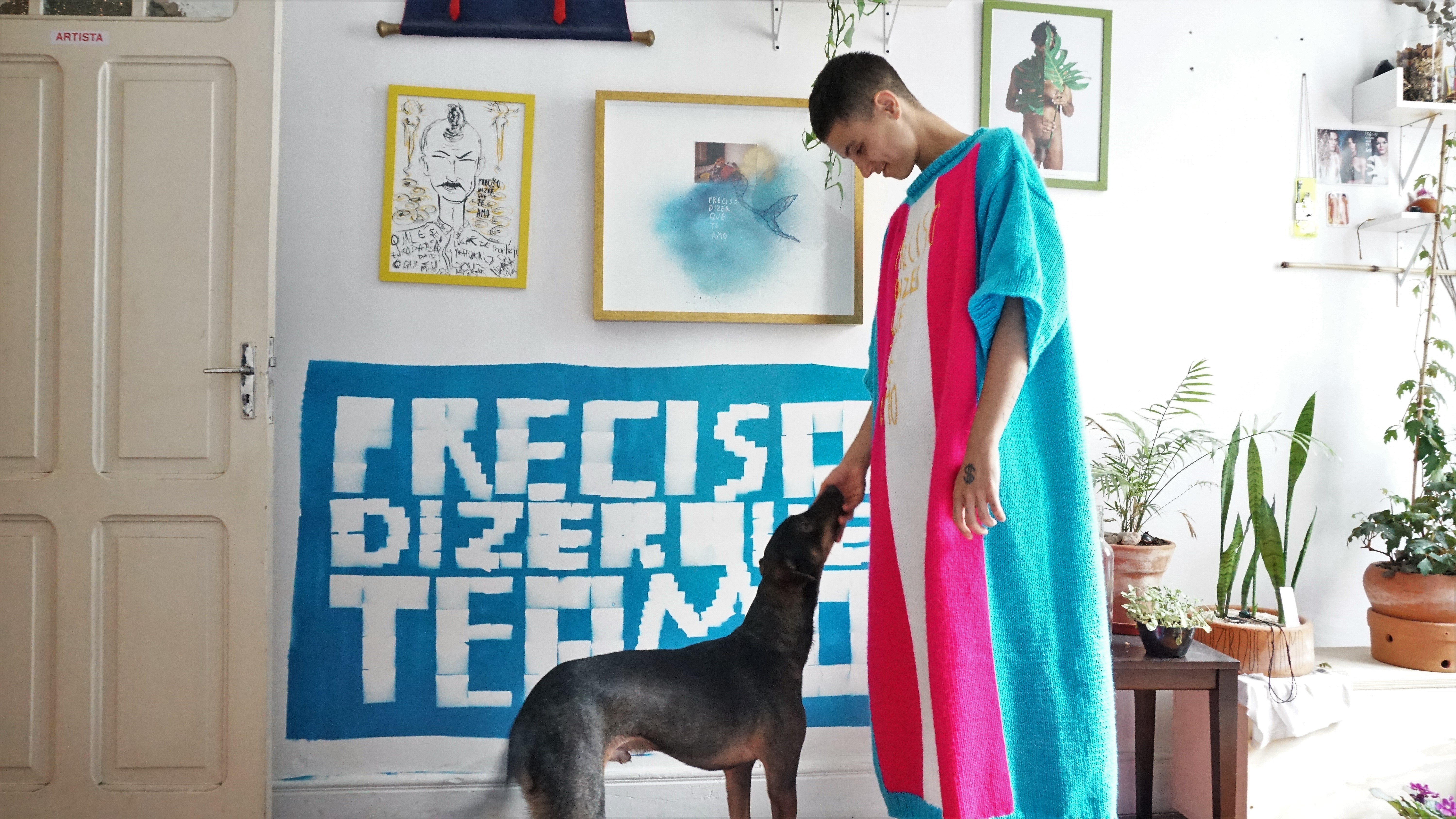 O artista visual Ariel Nobre e a cachorrinha Amaral em seu apartamento em São Paulo  (Foto: Denise Meira do Amaral)