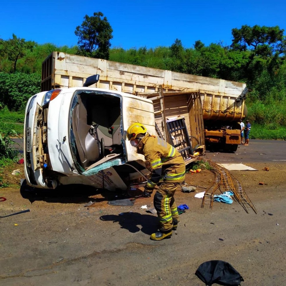 Caminhão de pequeno porte capotou após o acidente em Uberlândia — Foto: Corpo de Bombeiros/Divulgação