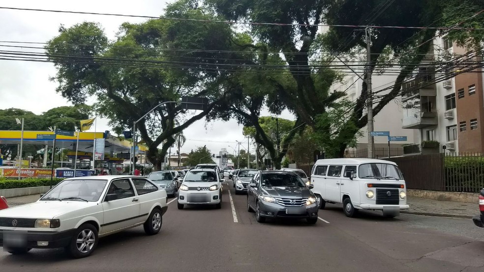 Trânsito está bloqueado na região  (Foto: Amanda Menezes/RPC)