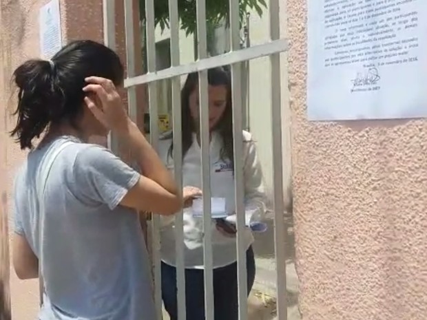 Candidata achava que havia chegado atrasada ao local de prova, mas descobre que exame foi adiado para ela (Foto: Lena Sena/G1)