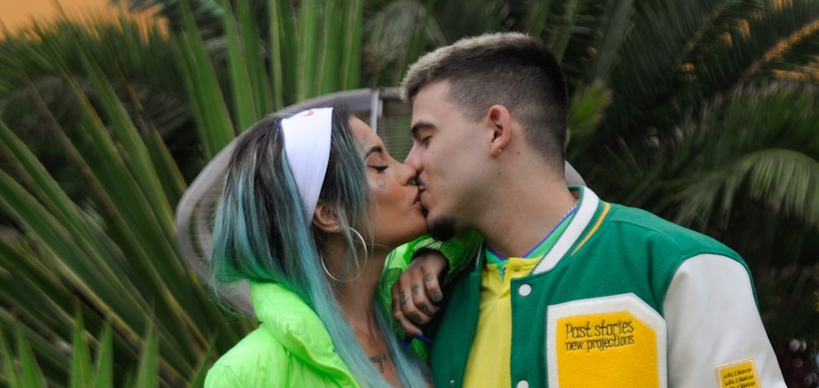 Tati Zaqui e Thomaz Costa trocam beijos
