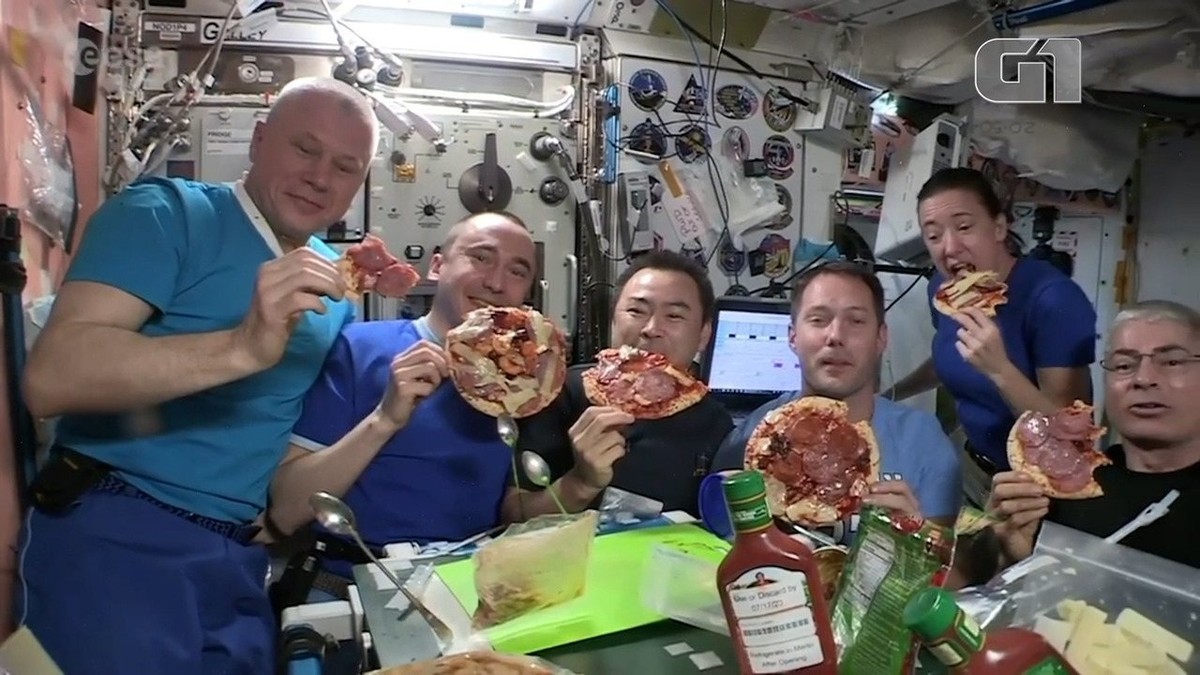 Astronautas em estação espacial aproveitam noite de ‘pizza flutuante’ | Ciência e Saúde