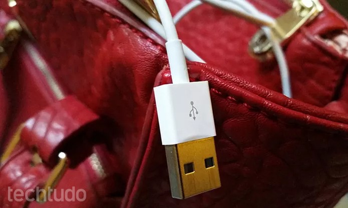 Proteja o cabo USB antes de colocar na bolsa ou mochila (Foto: Barbara Mannara/TechTudo)