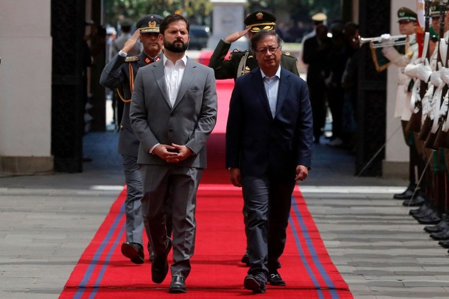 Os presidentes de Chile, Gabriel Boric, e Colômbia, Gustavo Petro, na entrada do Palácio de La Moneda