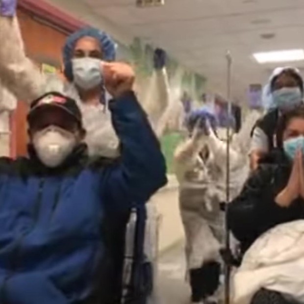Covid-19: pacientes curados deixa hospital em Ny ao som de Don’t Stop Believin (Foto: Reprodução/Instagram)