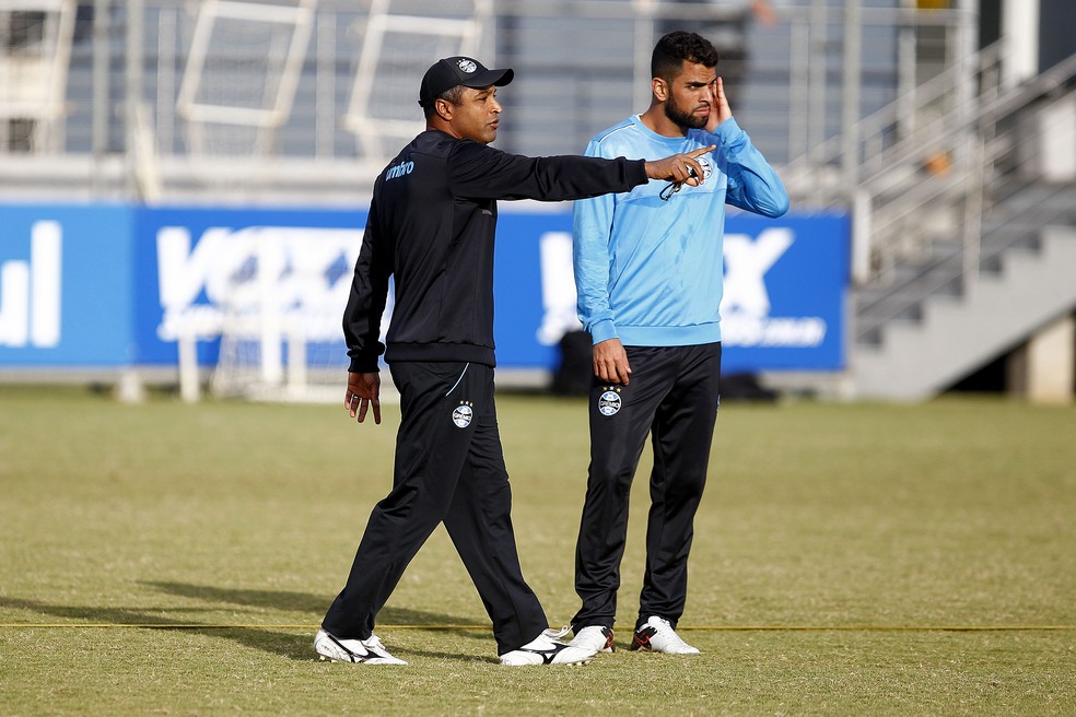 Roger Machado tornou Maicon capitão do Grêmio — Foto: Lucas Uebel / Grêmio / Divulgação
