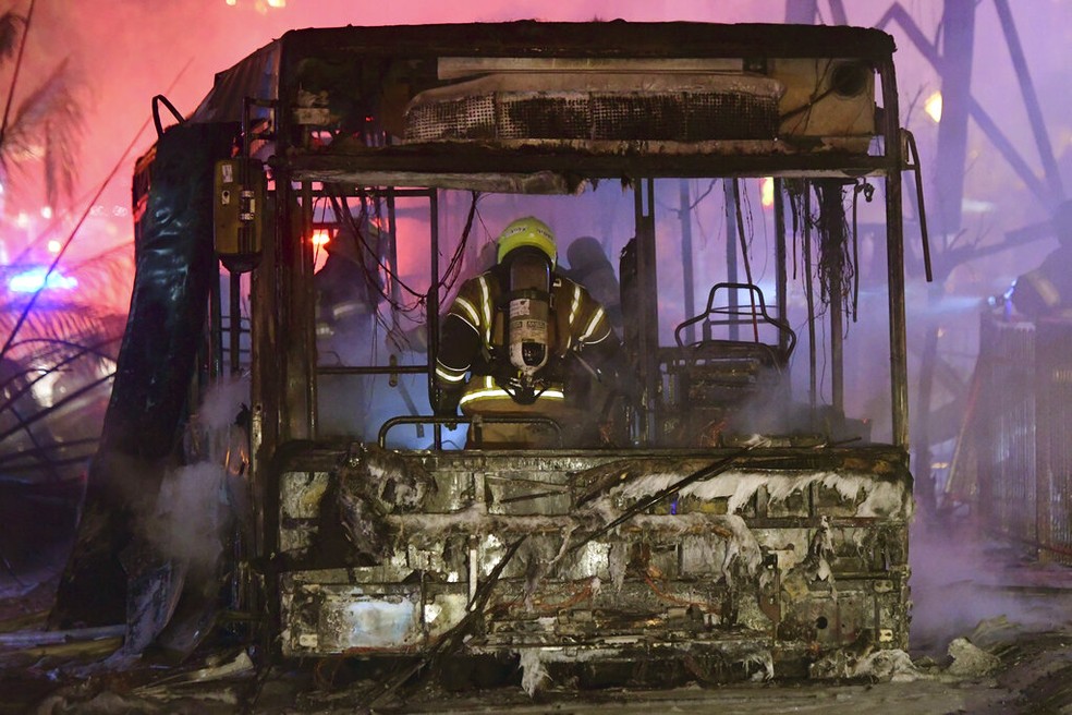 Ônibus de Holon, na periferia de Tel Aviv (Israel), incendiado após queda de foguete lançado da Faixa de Gaza nesta terça (11) — Foto: Avshalom Sassoni/AP Photo