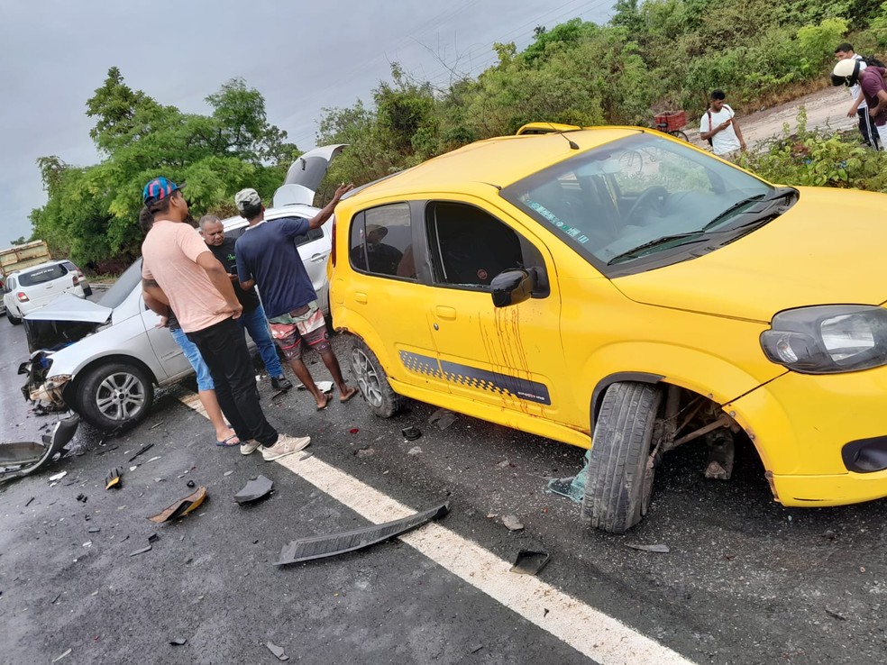Uma pessoa morreu e outra ficou ferida em colisão entre dois carros na BR-343 no Norte do Piauí — Foto: Divulgação