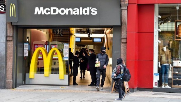 BBC- O McDonald's disse que vai parar de vender milkshakes em algumas unidades do Reino Unido devido a problemas de abastecimento (Foto: Getty Images via BBC)