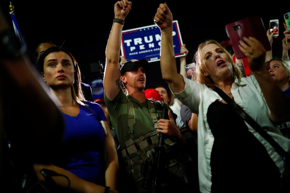 Grupo pró-Trump protesta em frente ao centro de contagem de votos de Phoenix, no Arizona, na noite de quarta-feira (4) — Foto: Edgard Garrido/Reuters