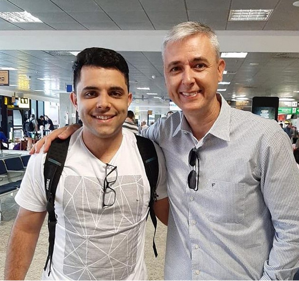 Tiago Nunes e treinador do sub-19 de basquete do Timão se encontram no aeroporto; veja os bastidores do bate-papo