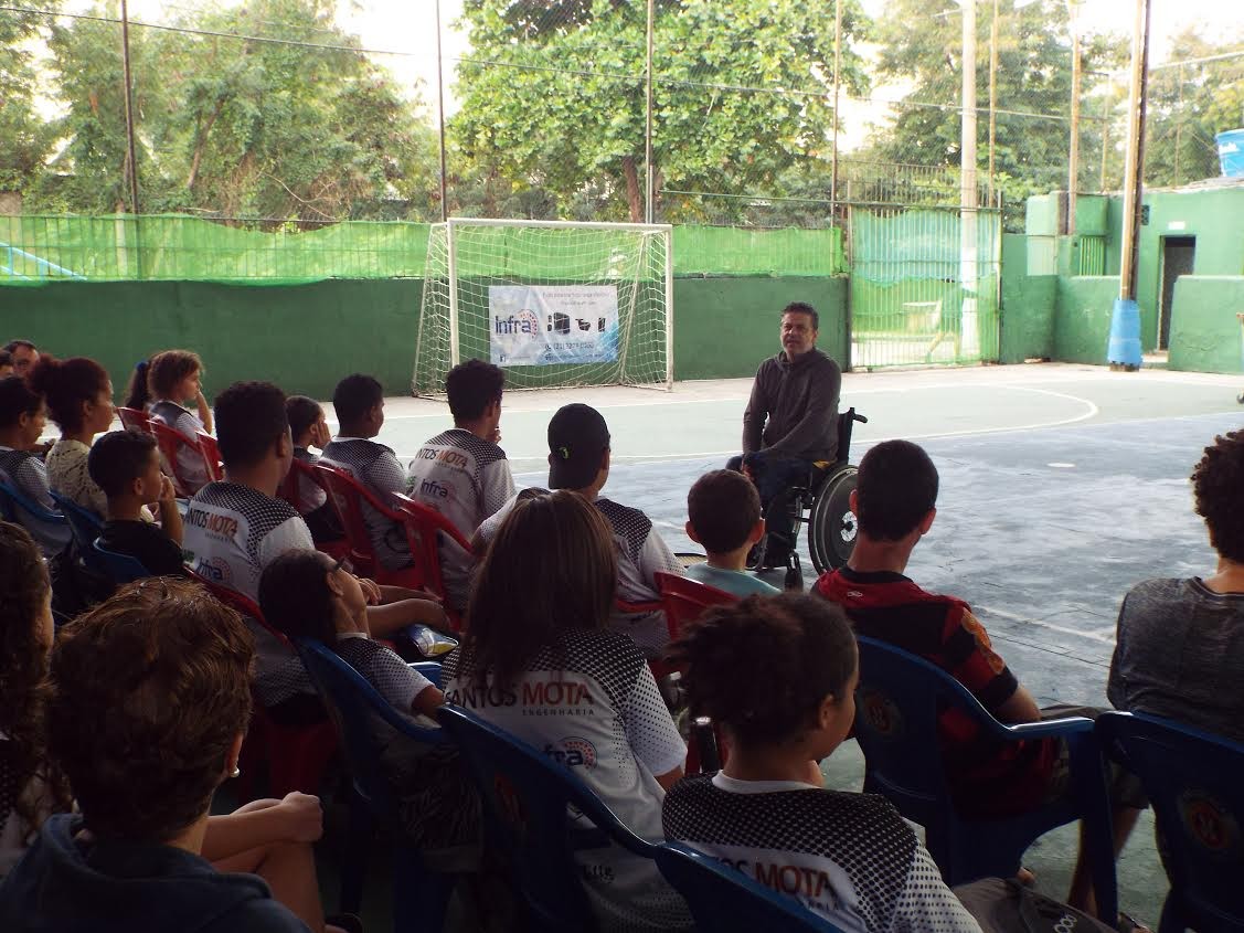 Rodolfo Ramos conversa com alunos do Tênis Solidário