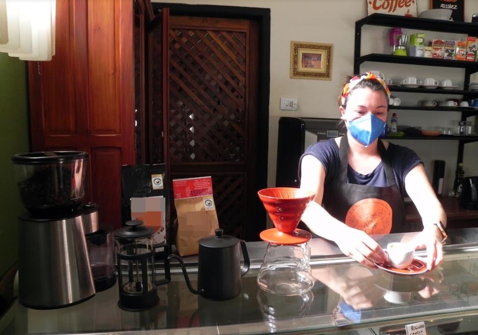 A empresária Fernnanda Vieira da Silva Lemos serve um cafezinho em sua cafeteria — Foto: Divulgação/Jonatam Marinho