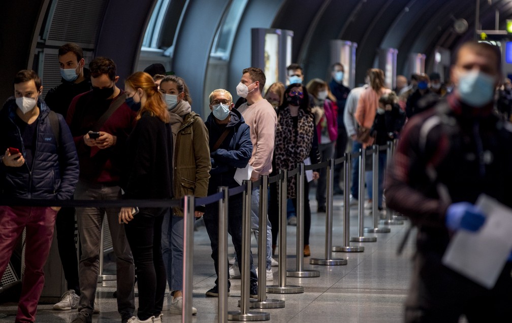 Passageiros formam fila para fazer teste da Covid-19 no aeroporto de Frankfurt, na Alemanha — Foto: Michael Probst/AP