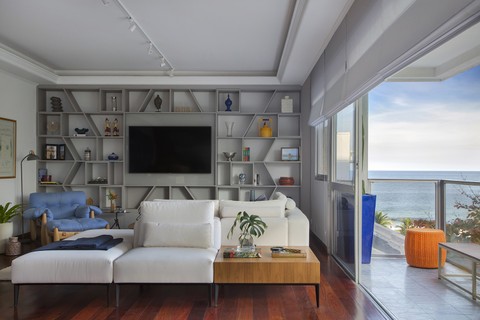 A poltrona Mole sai das cores clássicos e aparece em um ousado tom de azul neste apartamento carioca. Projeto do arquiteto Victor Niskier 