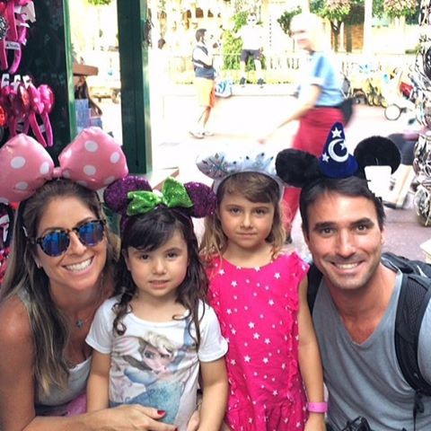 Patricia Maldonado e a família: todos com orelhinhas! (Foto: Reprodução/ Instagram)