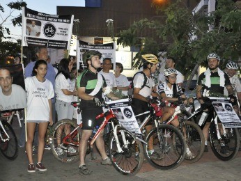 Familiares, amigos e ciclistas protestaram nesta sexta-feira em Cuiabá (Foto: Carolina Holland/G1)