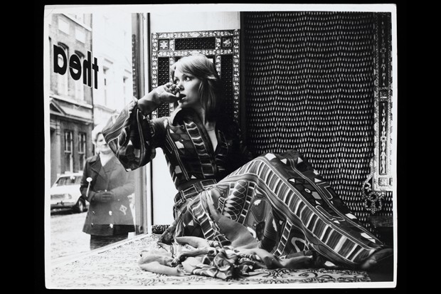 A model in the window of Thea Porter’s shop. She wears a silk-chiffon dress with the Samawa carpet print by Sandra Munro. Greek Street, Soho, about 1970. (Foto: Courtesy of the Venetia Porter collection / Image © V&A Photographic Studio )