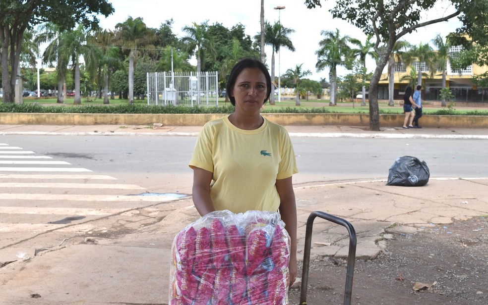 Vendedora Marisa Camêlo Alves na Estação Ferroviária em Goiânia, Goiás (Foto: Paula Resende/ G1)