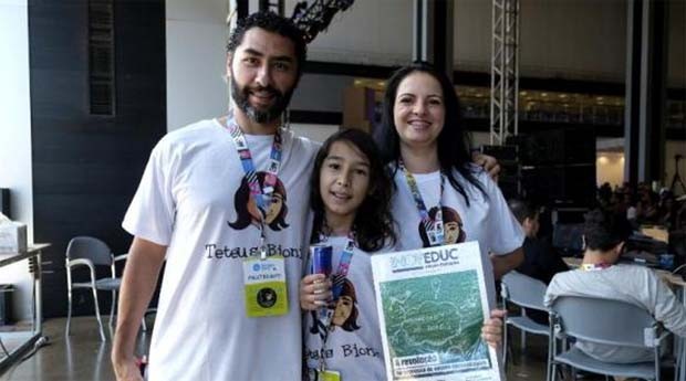 Matheus Moraes, palestrante mirim da Campus Party, e seus pais Michael Jackson e Patricia (Foto: Gustavo Gomes/ Agência Brasil)