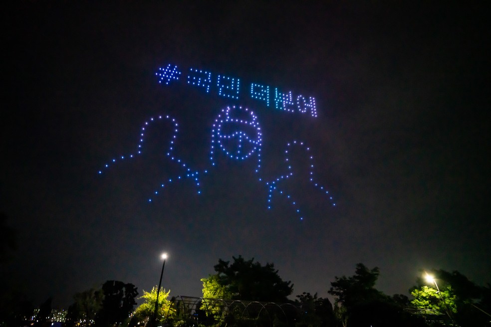 4 de julho - Drones sobrevoam o rio Han mostrando mensagens para apoiar o pa&iacute;s, enquanto medidas para evitar a propaga&ccedil;&atilde;o do coronav&iacute;rus (COVID-19) continuam, em Seul, na Cor&eacute;ia do Sul &mdash; Foto: Handout/South Korea's Ministry of Land, Infrastructure and Transport/AFP