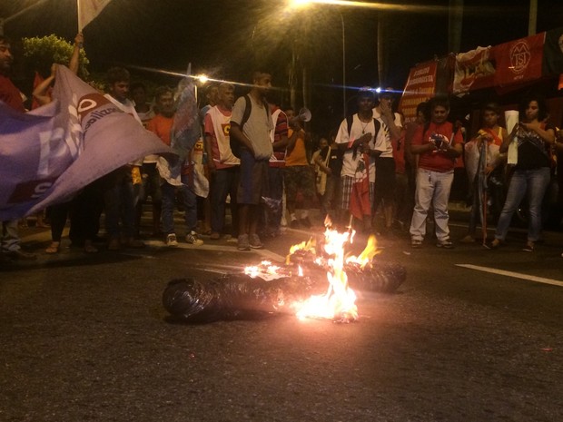 Manifestantes queimaram boneco que representava Michel Temer (PMDB) durante protesto Goiânia Goiás (Foto: Vanessa Martins/G1)