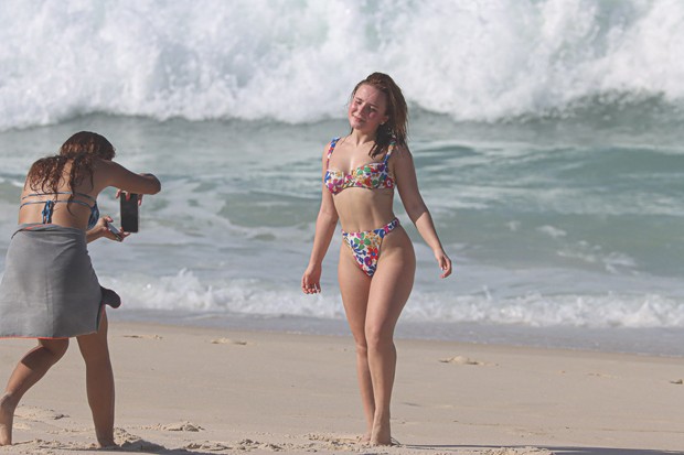 Larissa Manoela aproveita dia na praia com amigas (Foto: Delson Silva / AgNews)