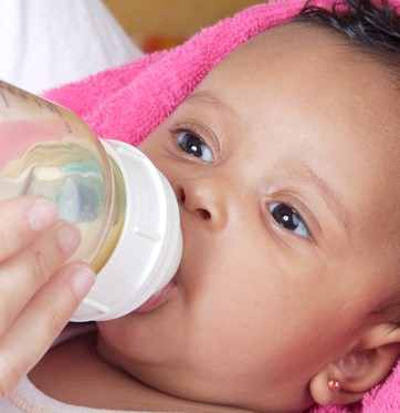 Bebê tomando leite na mamadeira (Foto: Shutterstock)