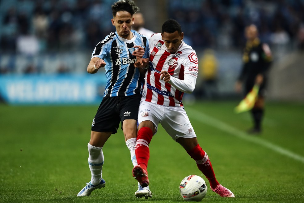 Ferreira é eleito o melhor em campo durante seu retorno ao time, enquanto Geromel volta a se destacar como líder defensivo