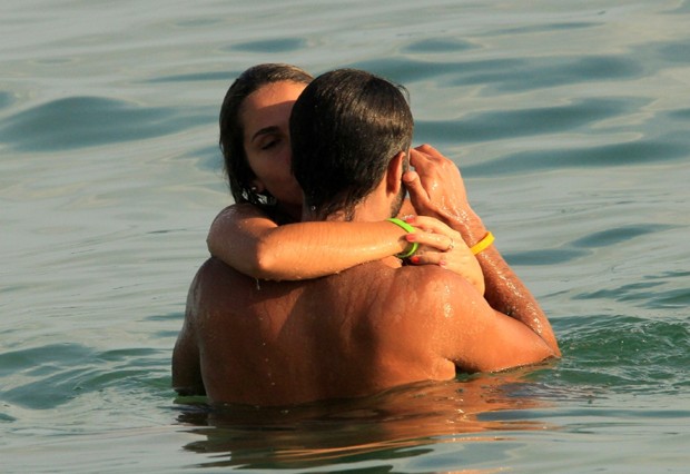 Carol Portaluppi curte praia de Ipanema com moreno (Foto: AgNews)