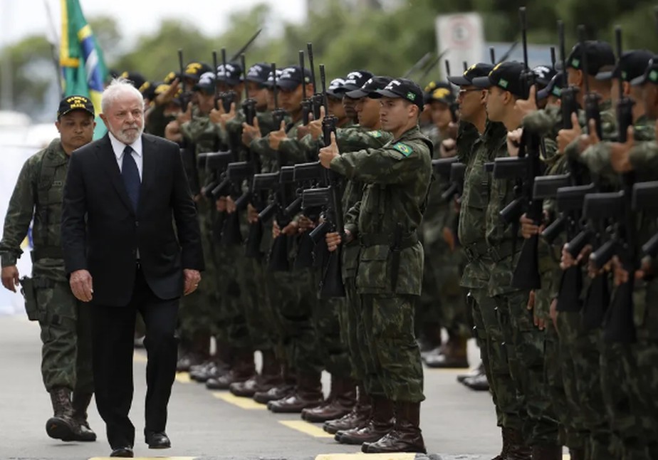 Presidente Lula passa a tropa em revista ao chegar ao Comando da Marinha: Força determinou que militares da ativa cumpram a Constituição e se desfiliem de partidos políticos
