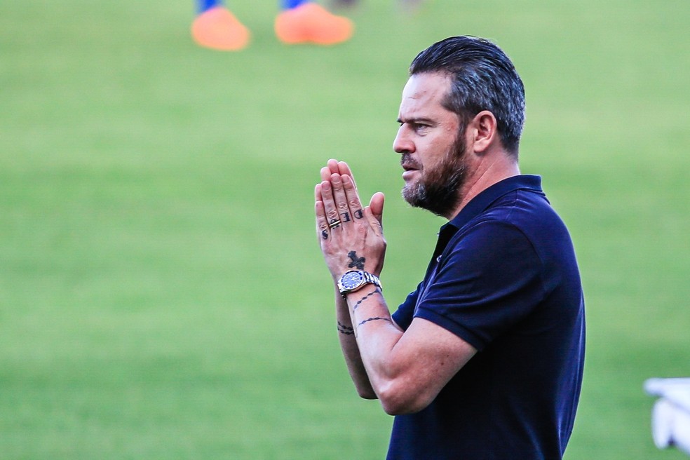 Argel Fuchs disse que algum reforço deve chegar nesta semana — Foto: Ailton Cruz/Gazeta de Alagoas