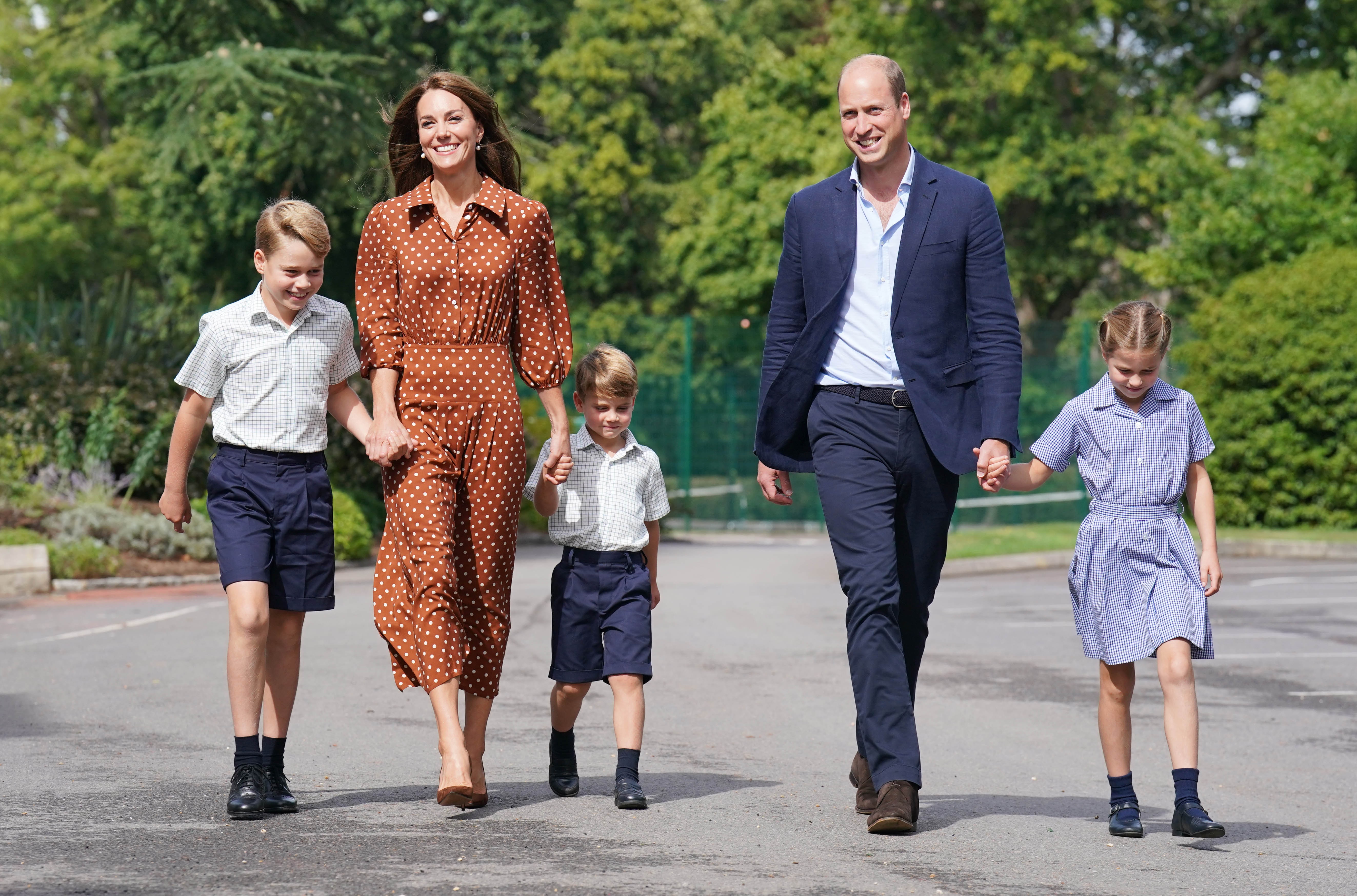 BRACKNELL, ENGLAND - SEPTEMBER 07: Prince George, Princess Charlotte and Prince Louis (C), accompanied by their parents the Prince William, Duke of Cambridge and Catherine, Duchess of Cambridge, arrive for a settling in afternoon at Lambrook School, near  (Foto: Getty Images)