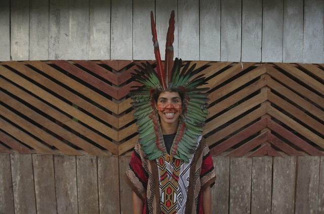 Bela Gil fez pinturas indígenas no rosto durante as gravações da série “Belas raízes” (Foto: Divulgação)