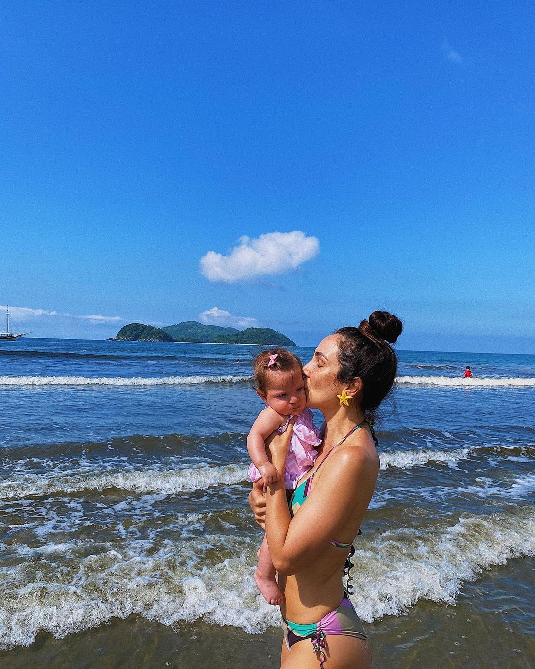 Lalá Noleto leva filha Maria Luisa à praia pela primeira vez (Foto: Reprodução/Instagram)