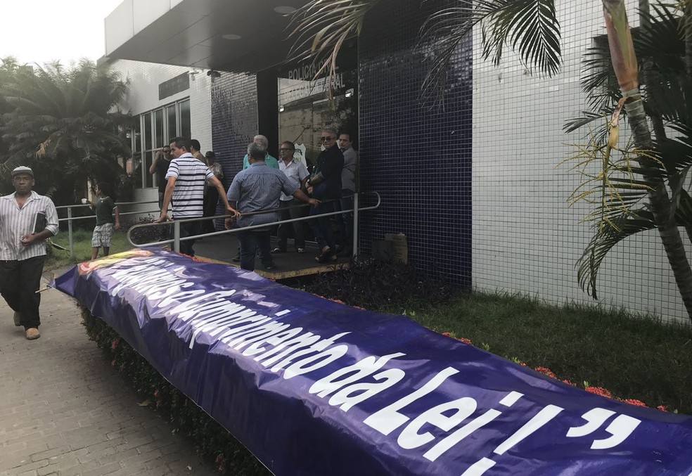 Policiais civis protestam contra o desconto de gratificações referentes ao período em que estava em greve. (Foto: Lorena Linhares/ G1 PI)