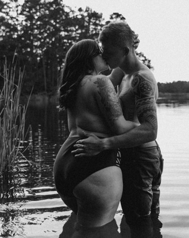 Mulher é demitida após ensaio fotográfico com seu marido viralizar (Foto: Reprodução/Instagram) Mulher é demitida após ensaio fotográfico com seu marido viralizar (Foto: Reprodução/Instagram)