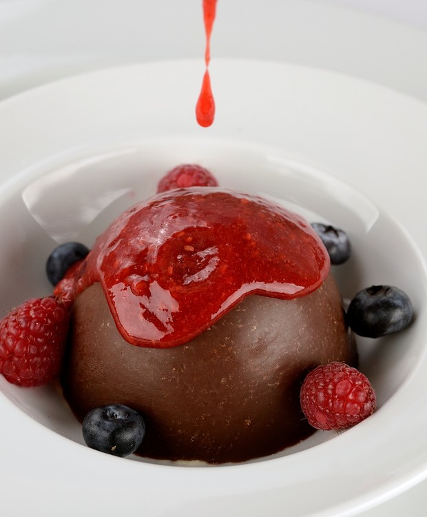 Receita de esfera de chocolate com sopa de frutas vermelhas (Foto: Wellington Nemeth / Divulgação)
