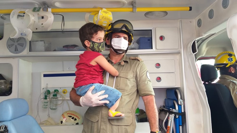 Menino de 4 anos com deficiência realiza sonho de conhecer quartel dos bombeiros em Teresina  — Foto: Naftaly Nascimento/G1
