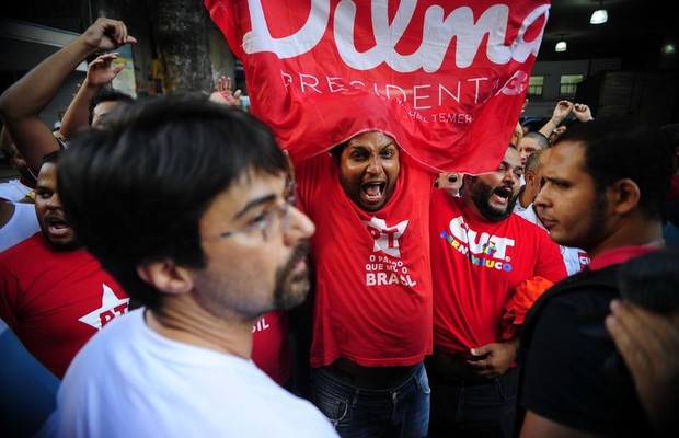 Militantes do PT (Partido dos Trabalhadores) em ato a favor da Petrobras (Foto: Agência Brasil)