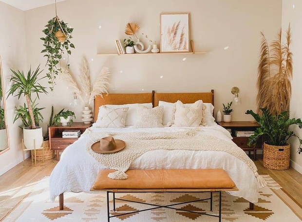 As plantas inseridas no quarto têm o poder de purificar o ar e promover bem-estar. Projeto do Jenn Square Interiors (Foto: Instagram / @indoorhappiness / Reprodução)