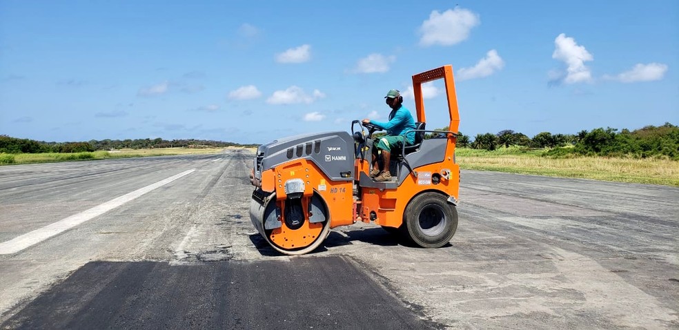 Empresa realiza trabalho de tapa-buraco na pista do aeroporto da ilha — Foto: Ana Clara Marinho/TV Globo