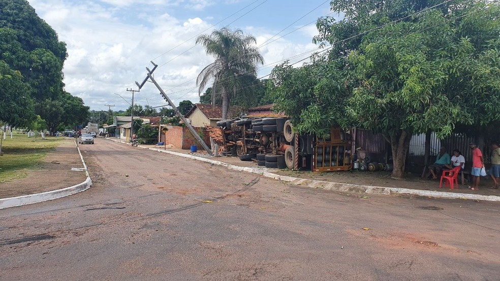 Caminhão tombou na área urbana da BR-153 — Foto: Divulgação/PRF