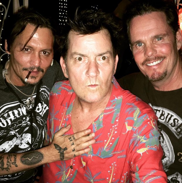 Johnny Depp, Charlie Sheen e Kevin Dillion (Foto: Reprodução/Instagram)