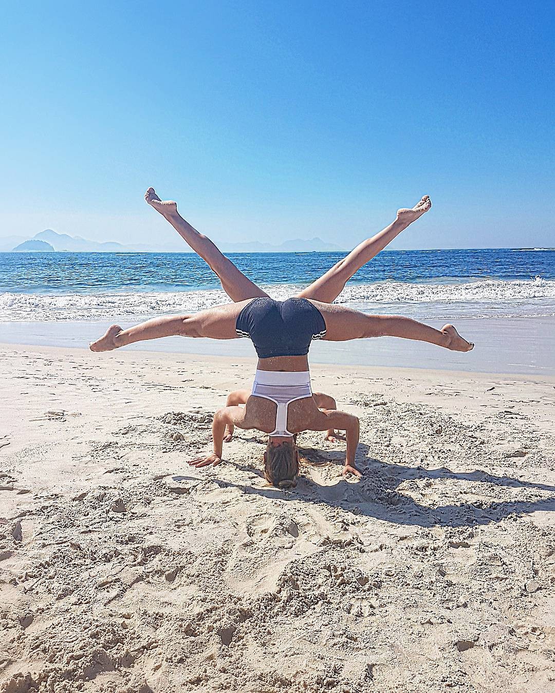 Bia e Branca Feres mostram elasticidade na praia (Foto: Instagram/Reprodução)